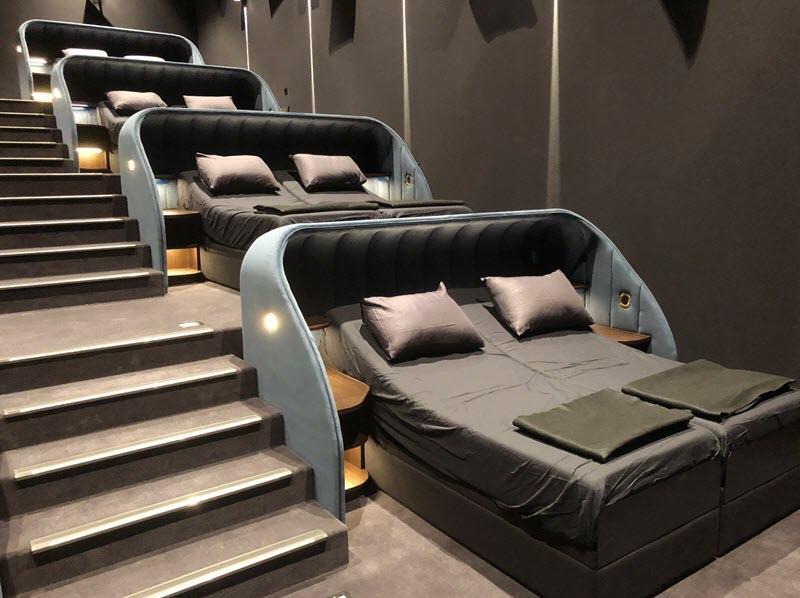 یک سینما در سوئیس، همه جایگاه های معمول خود را برداشت و تخت های دونفره راحت را جانشین آن کرد!