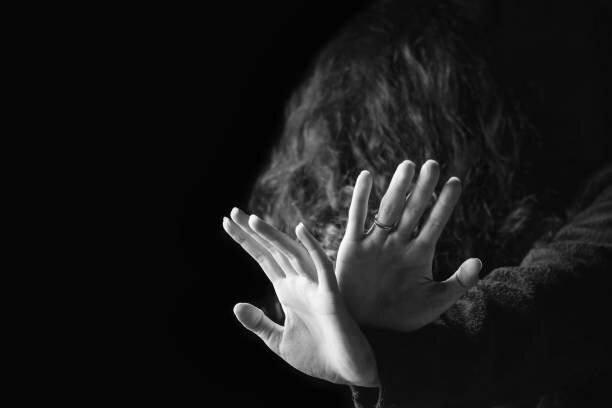 چطور دست آزارگران جنسی را بخوانیم ، 6 ترفندی که آنها به کار می بندند