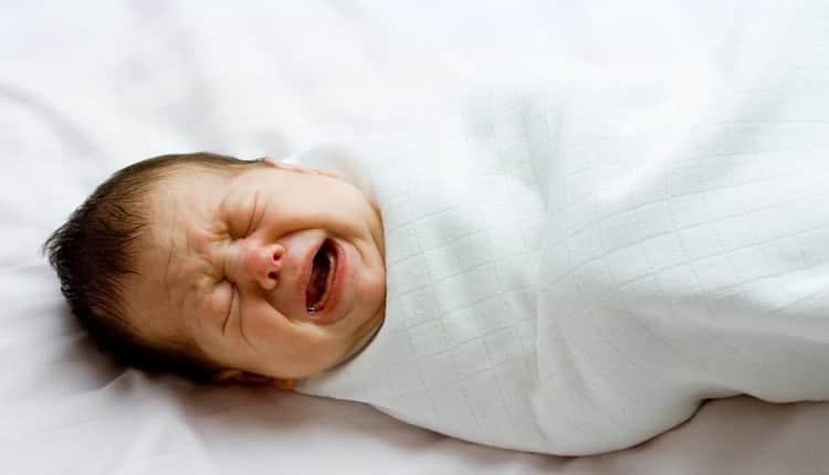 علت گریه نوزاد در خواب چیست و راهکارهای رفع آن کدامند؟