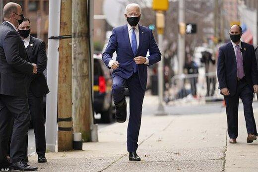 عکس های جدید بایدن با پای آتل بسته عکس های جدید بایدن با پای آتل بسته