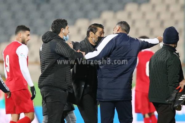 (عکس) جنجال هاشمی نسب در پایان دیدار پرسپولیس و فولاد (عکس) جنجال هاشمی نسب در سرانجام ملاقات پرسپولیس و فولاد