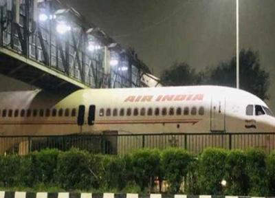 گیر کردن هواپیما زیر پل!