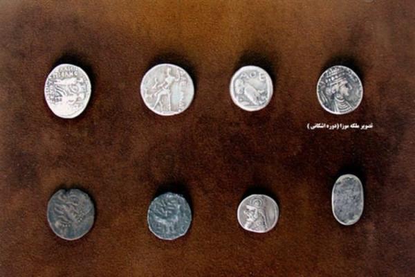 اهدای هشت سکه باستانی و یک مدال المپیک به میراث فرهنگی زنجان