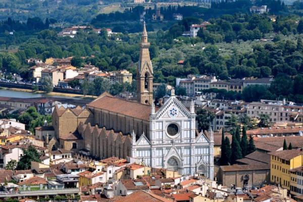 تور ارزان ایتالیا: سقوط سنگ از کلیسای سانتا کروسه فلورانس: مرگ یک توریست و تعطیلی کلیسا