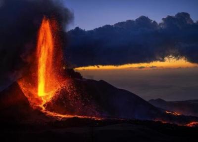 لحظه خطرناک و دلهره آور نمونه برداری از گدازه های آتشفشانی ، کار دشواری که زمین شناسان انجام می دهند