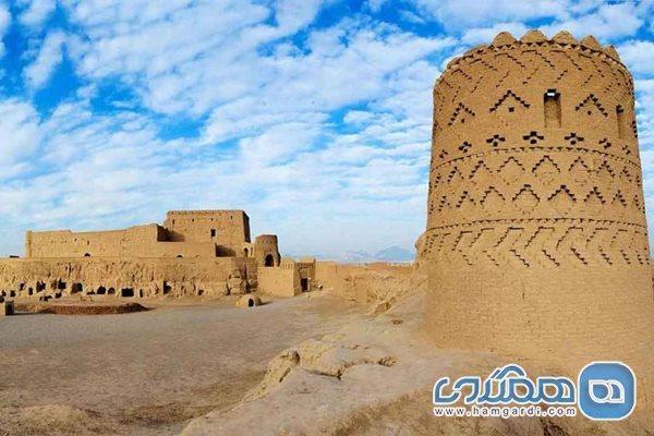 قلعه مهرجرد یکی از اماکن دیدنی میبد به شمار می رود قلعه مهرجرد یکی از اماکن دیدنی میبد به شمار می رود