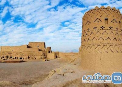قلعه مهرجرد یکی از اماکن دیدنی میبد به شمار می رود