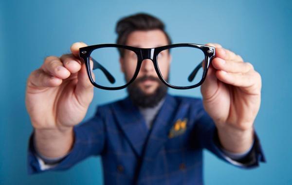 راهنمای انتخاب برترین فریم عینک طبی مطابق با فرم صورت شما